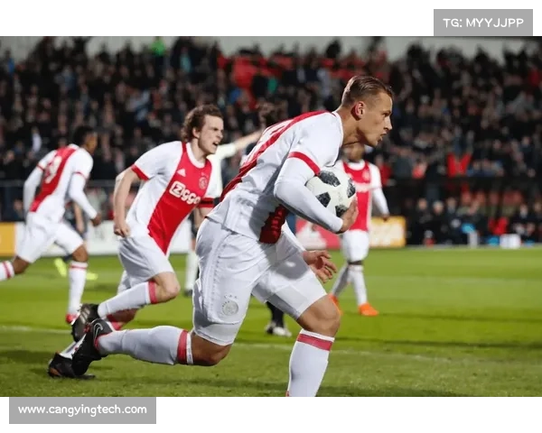 浅析埃因霍温青年队与阿贾克斯青年队在人才培养与战术理念上的差异研究